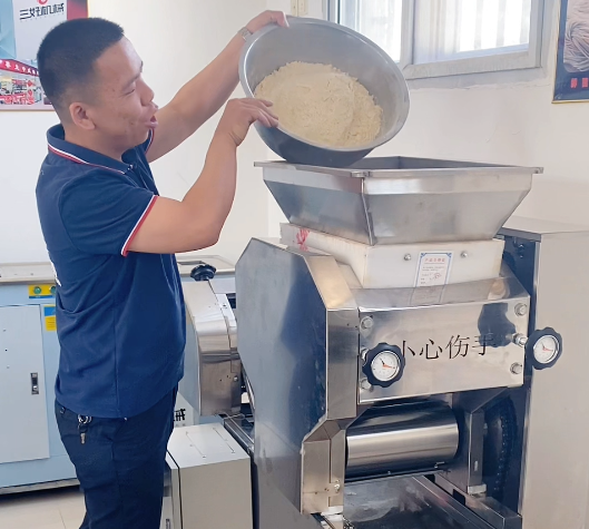 面條機(jī)怎么做出好吃的面條 面條機(jī)怎么做出好吃的面條