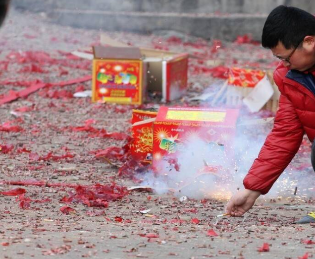 新春佳節在家包餃子，一凍就裂？難道餃子機還有防凍裂功能？