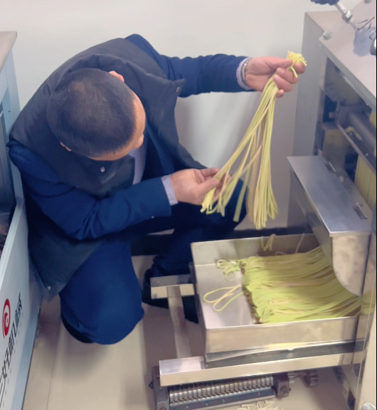 三好小型面條機做果蔬面 三好小型面條機做果蔬面