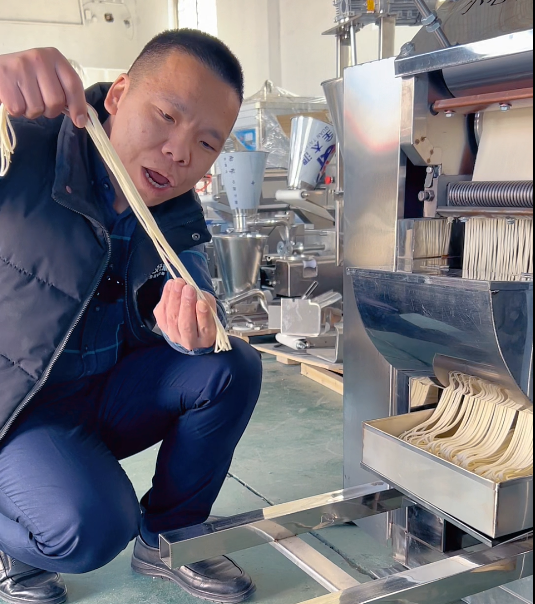 老鐵突襲駕到，面條機手把手教新手搞定筋道面食